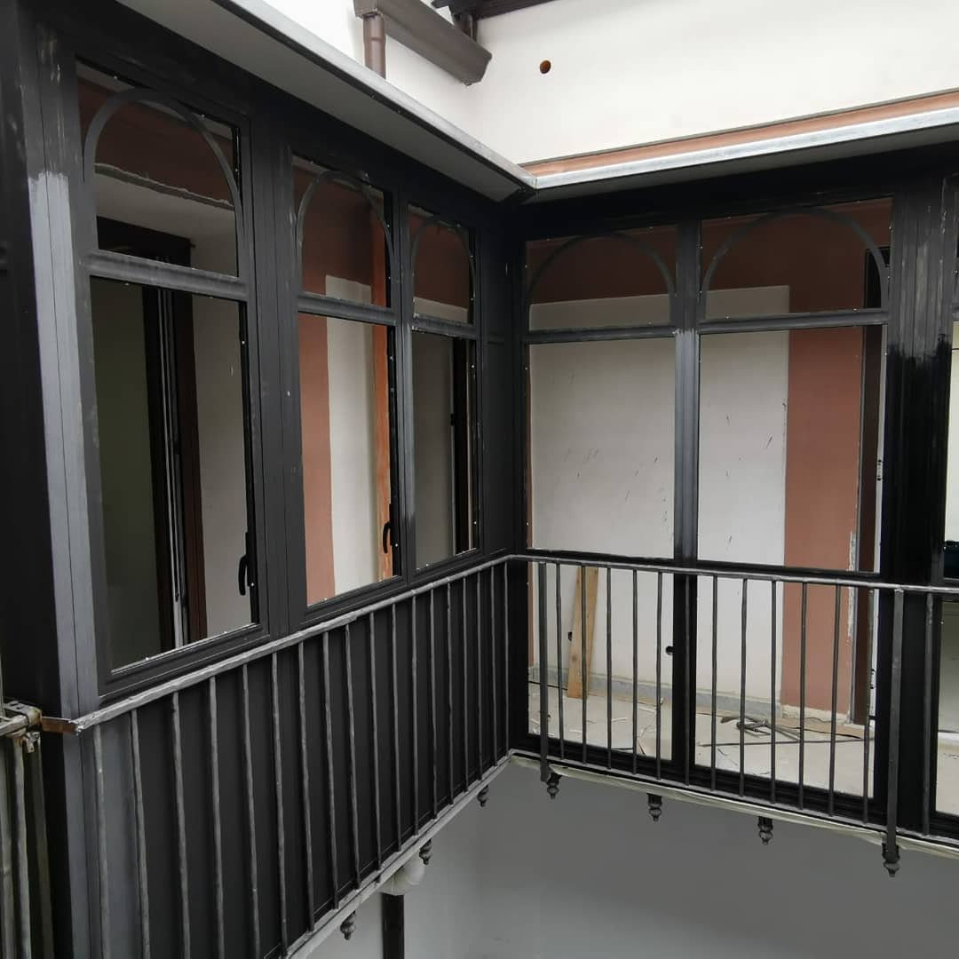 Ringhiera in ferro su un balcone