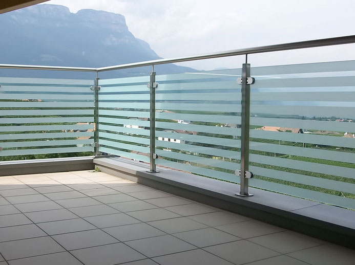 Balcone con parapetto in vetro e acciaio
