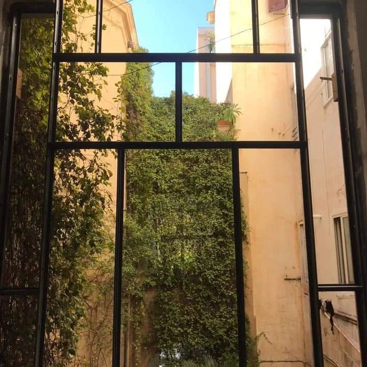 Finestra con grata in ferro su un cortile