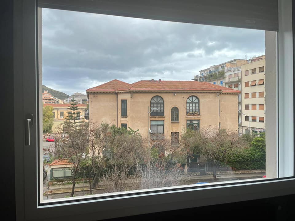 Finestra aperta con vista sui tetti di Palermo
