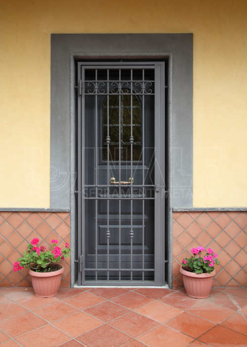 Grata di sicurezza in ferro su una porta d’ingresso
