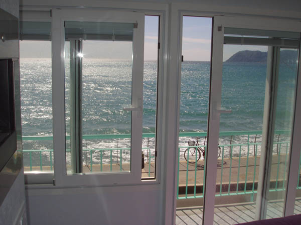 Terrazzo con infisso in alluminio e vista sul mare
