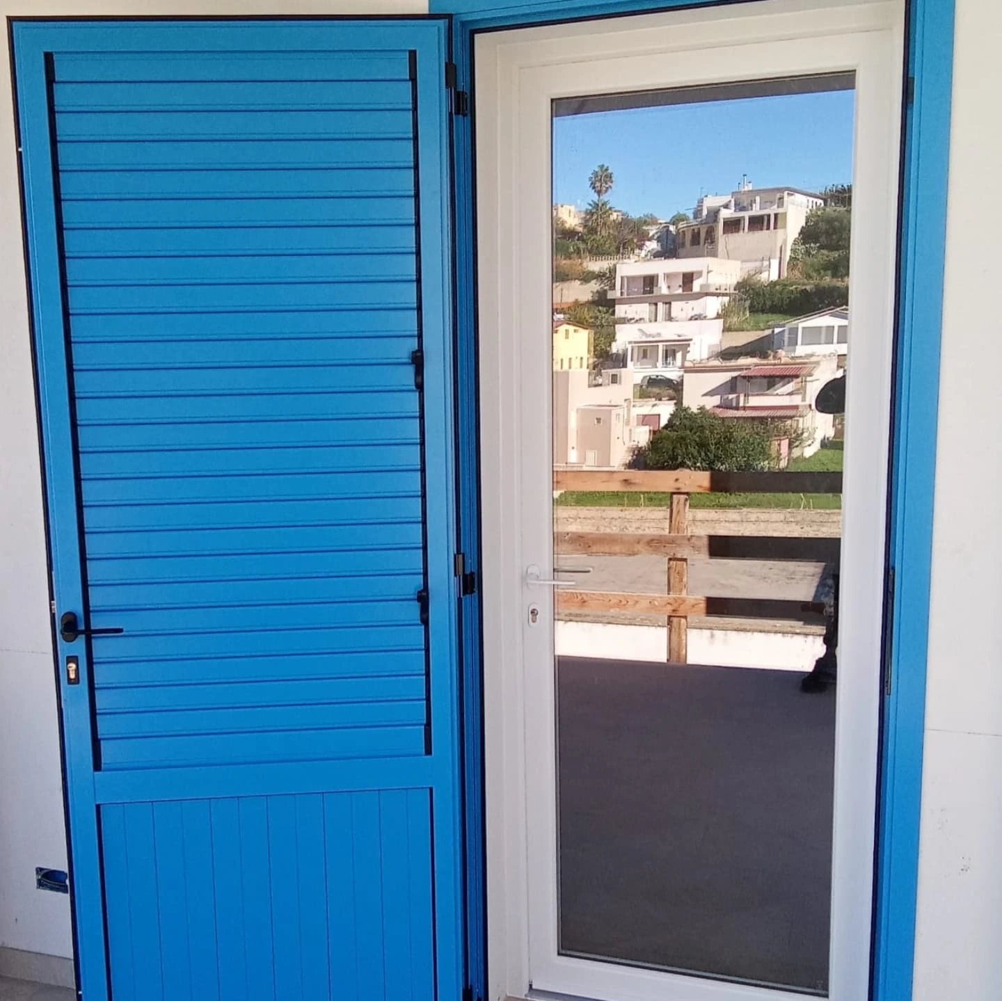 Portafinestra con persiana blu