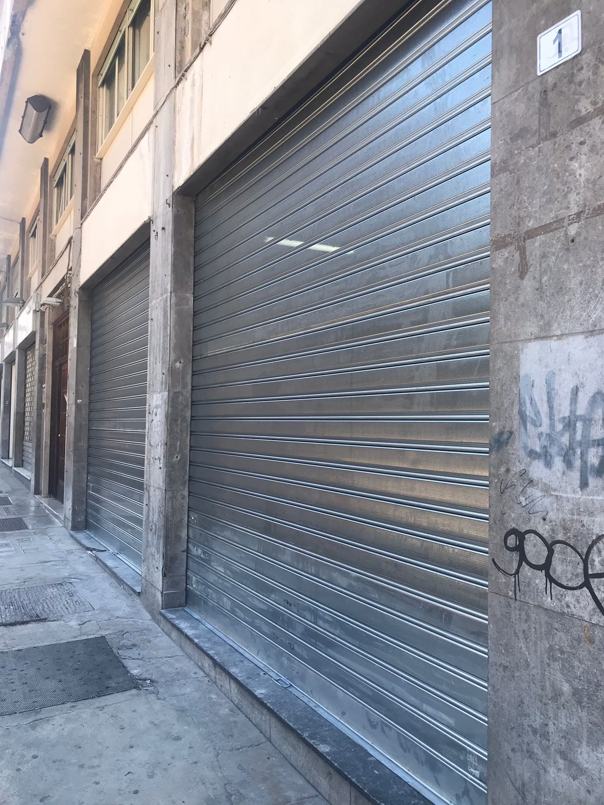Saracinesca microforata installata su un negozio a Palermo