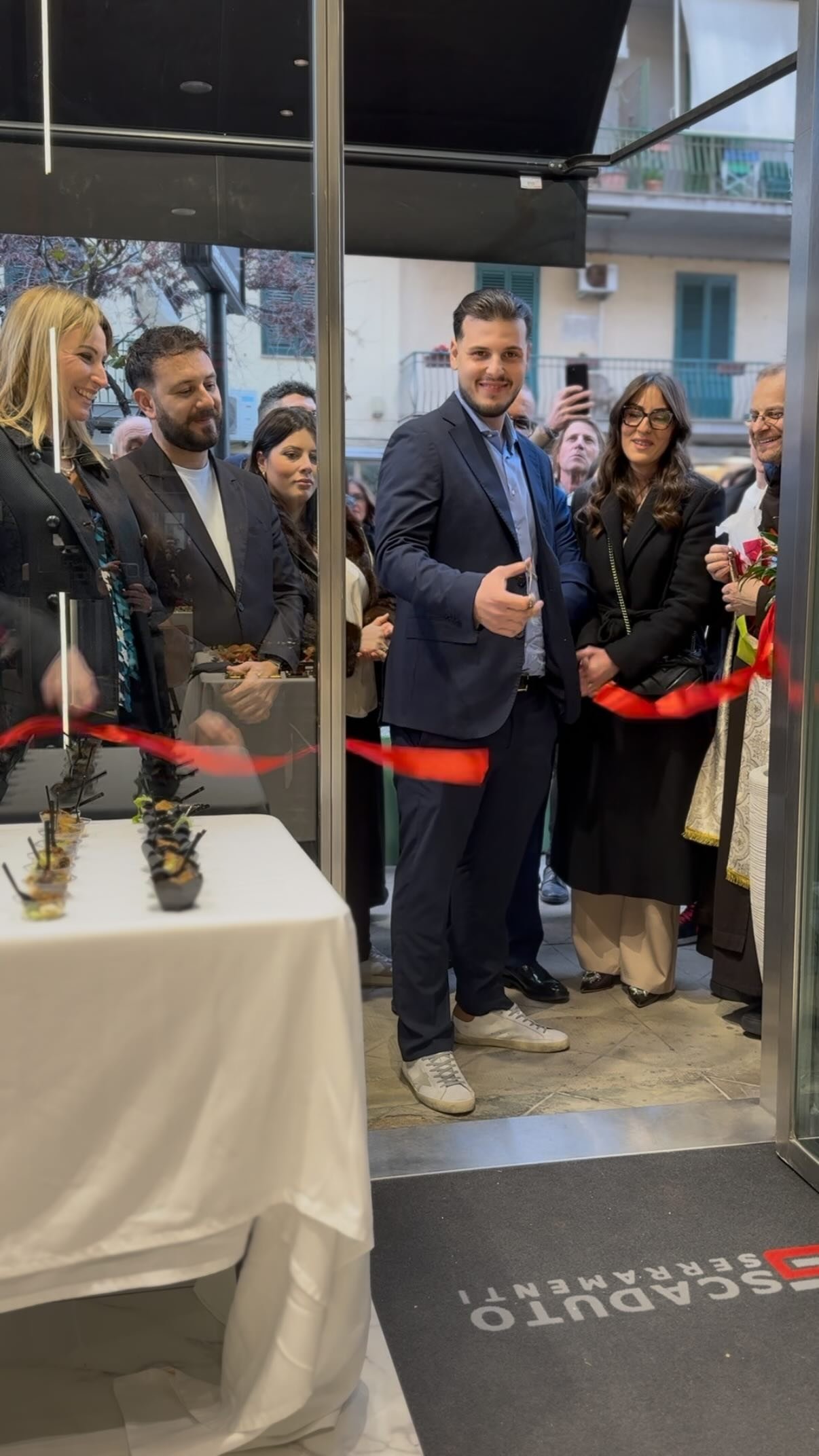 Taglio del nastro all’ingresso dello showroom Scaduto Serramenti di via Sciuti